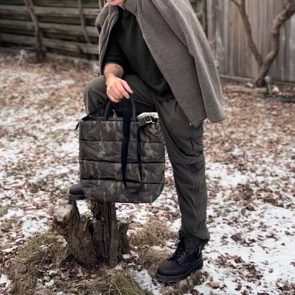 Camo-Carrier Puffer Bag - Picture 5 of 5